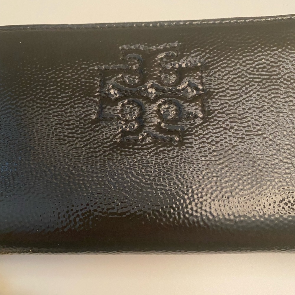 Tory Burch Thea patent leather wristlet - Picture 2 of 15